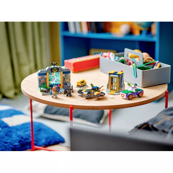 DC Comics Super Heroes 76272 Бэтпещера с Бэтменом, Бэтгерл и Джокером (Фото 12)