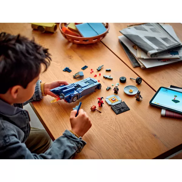 DC Comics Super Heroes 76274 Бэтмен на Бэтмобиле против Харли Квинн и Мистера Фриза (Фото 5)