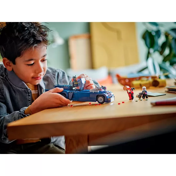 DC Comics Super Heroes 76274 Бэтмен на Бэтмобиле против Харли Квинн и Мистера Фриза (Фото 6)