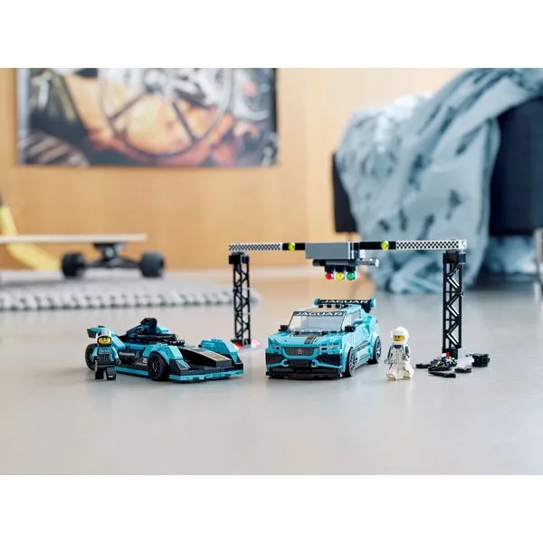 Speed Champions 76898 Formula E Panasonic Jaguar Racing GEN2 car Jaguar I-PACE (Фото 4)