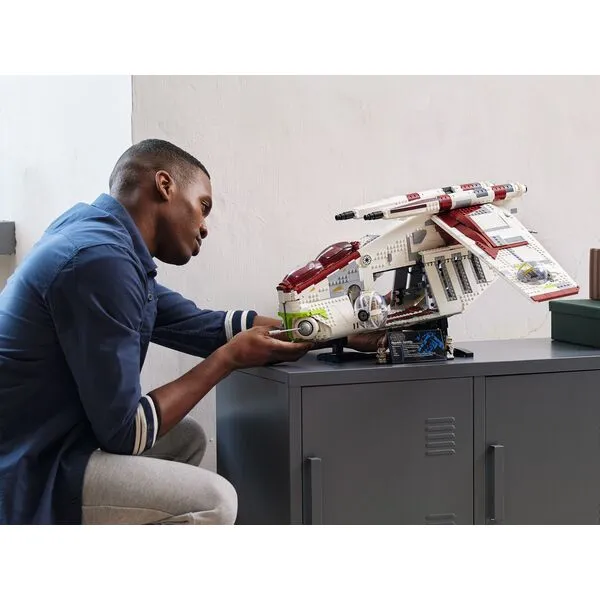 Star Wars 75309 Боевой корабль Республики (Фото 9)