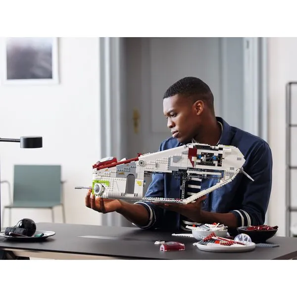 Star Wars 75309 Боевой корабль Республики (Фото 6)