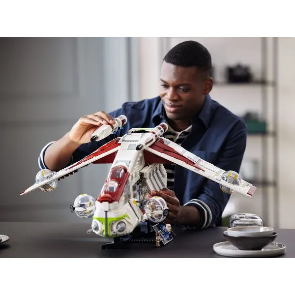 Star Wars 75309 Боевой корабль Республики (Фото 5)