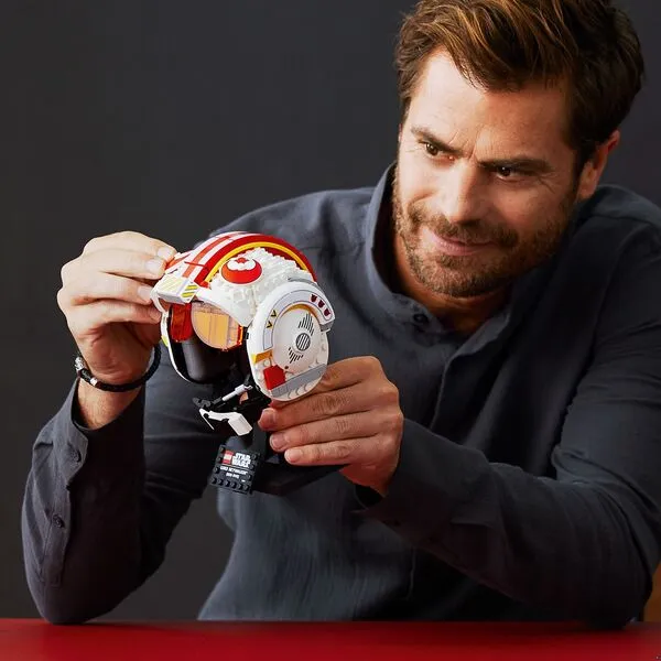 Star Wars 75327 Шлем Люка Скайуокера (Фото 3)