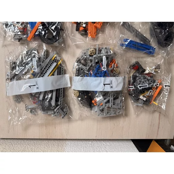 Уцененные наборы 42128-404 Грузовой эвакуатор (Фото 3)